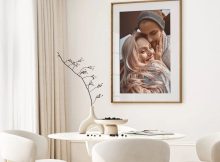 Wohnzimmerecke in hellen Tönen mit Foto an der Wand