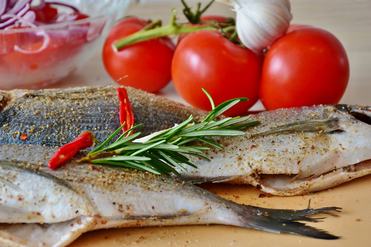 Fisch zum Zubereiten mit Tomaten