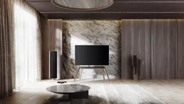 Fernsehständer und Lautsprecher in modernem Ambiente