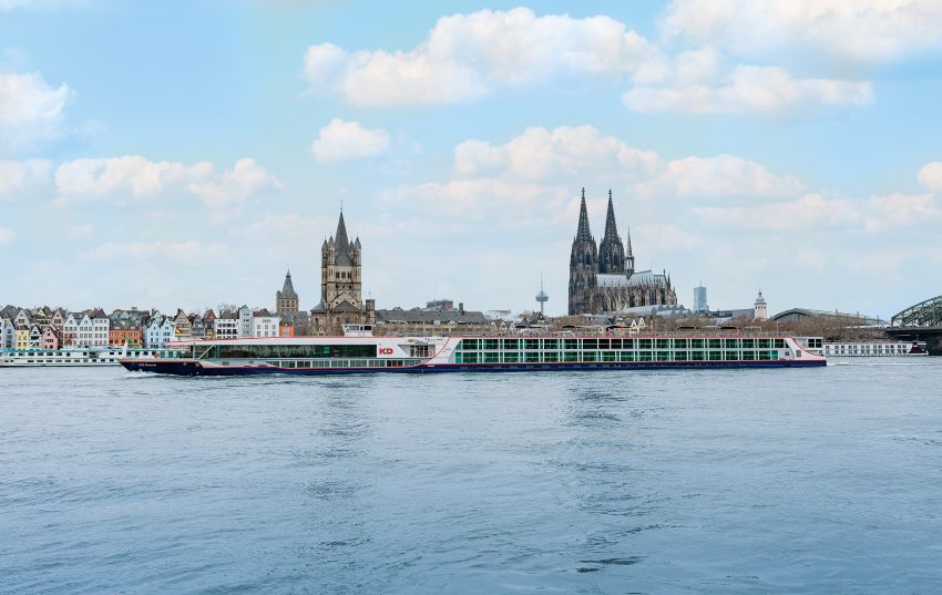 Hotelschiff "KD Moment" vor Köln