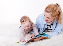 Mutter mit kleinem Kind beim Vorlesen