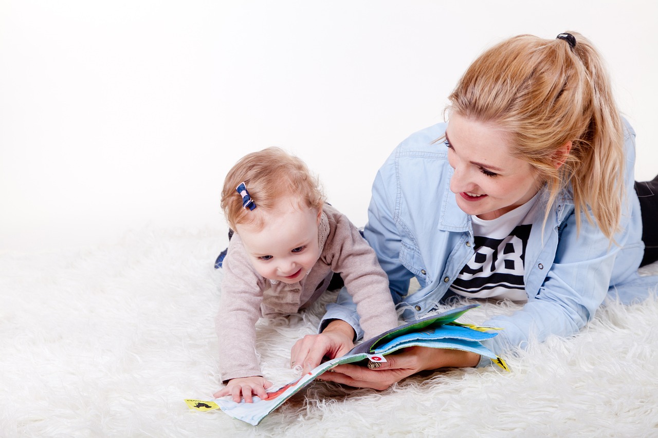Mutter mit kleinem Kind beim Vorlesen