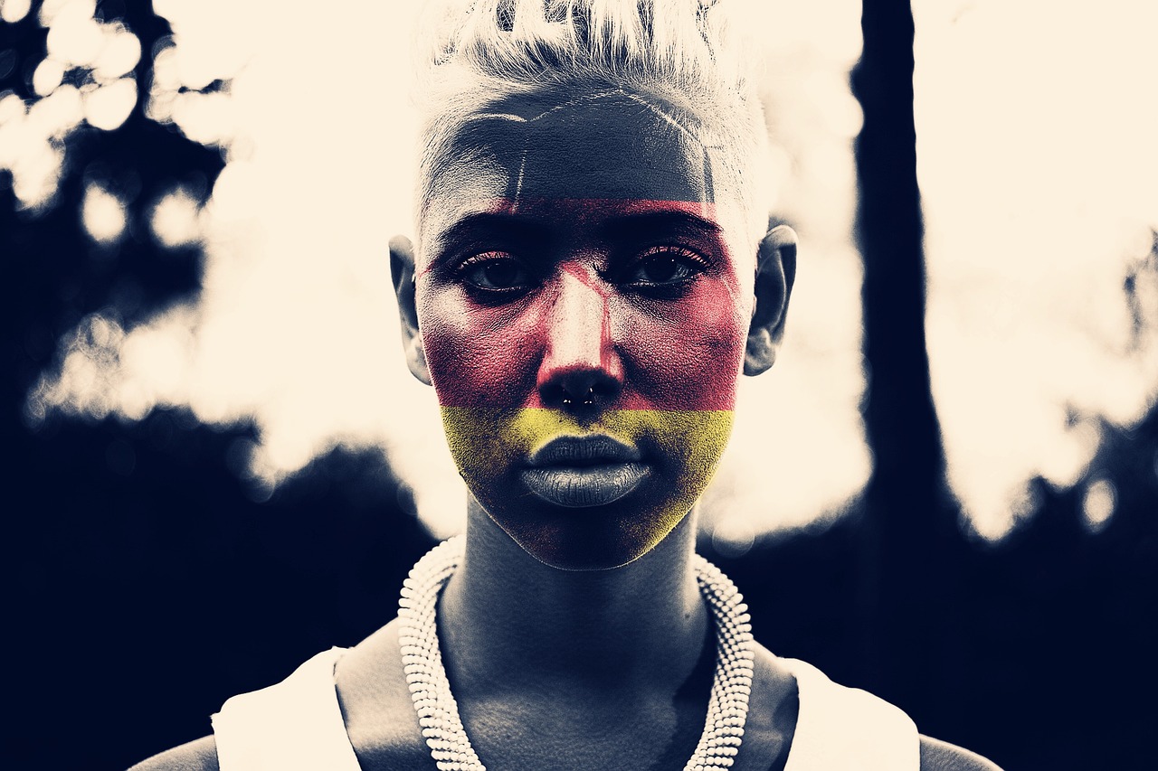Frauenportrait mit geschminkter Deutschlandflagge