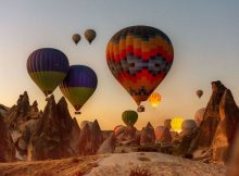 Ballons über den Tuffsteinformationen von Kappadokien