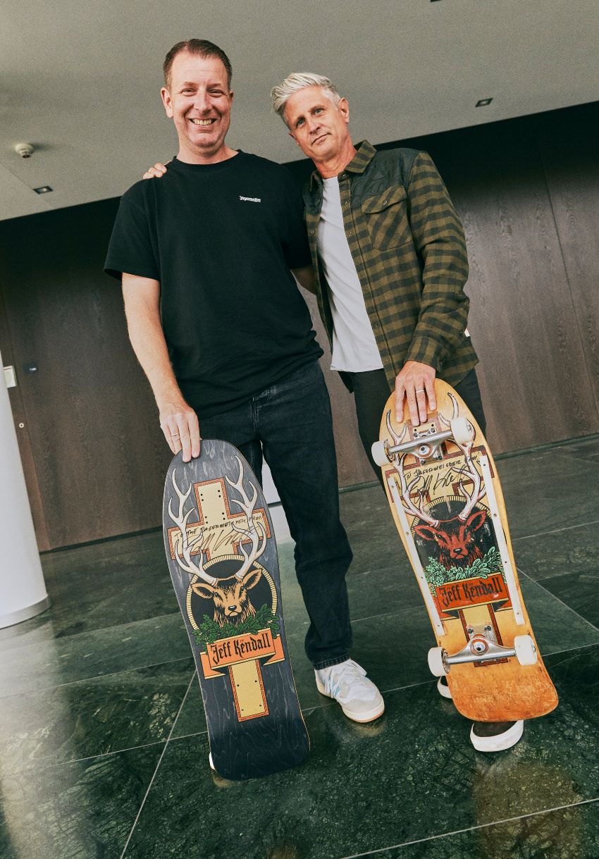 Sven Schindler, Head of Global Brand & Digital Marketing bei der Mast-J&auml;germeister SE und Jeff Kendall, CEO bei Santa Cruz Skateboards, zeigen die Neuauflage (links) und das Original Kendall-Deck