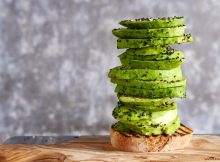 Avocado auf geröstetem Brot gestapelt