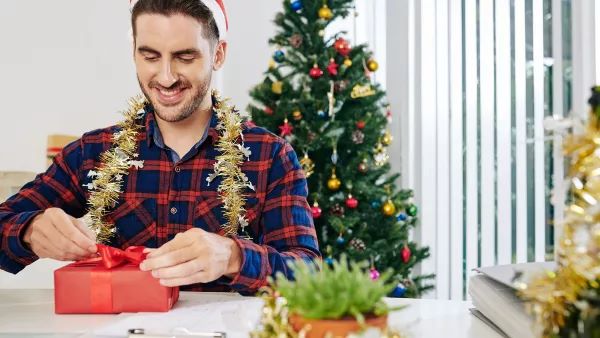 Mann freut sich über ein Weihnachtsgeschenk