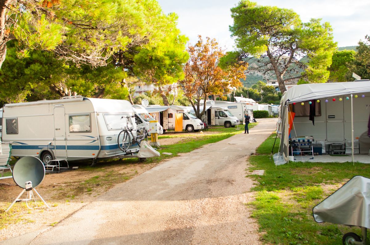 Campingfahrzeuge auf dem Campingplatz