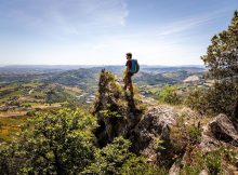 Wanderer an der Klippe - Outdoorabenteuer in San Marino