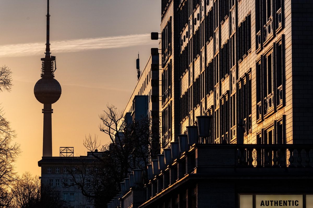 Berliner Fernsehturm im Abendlicht