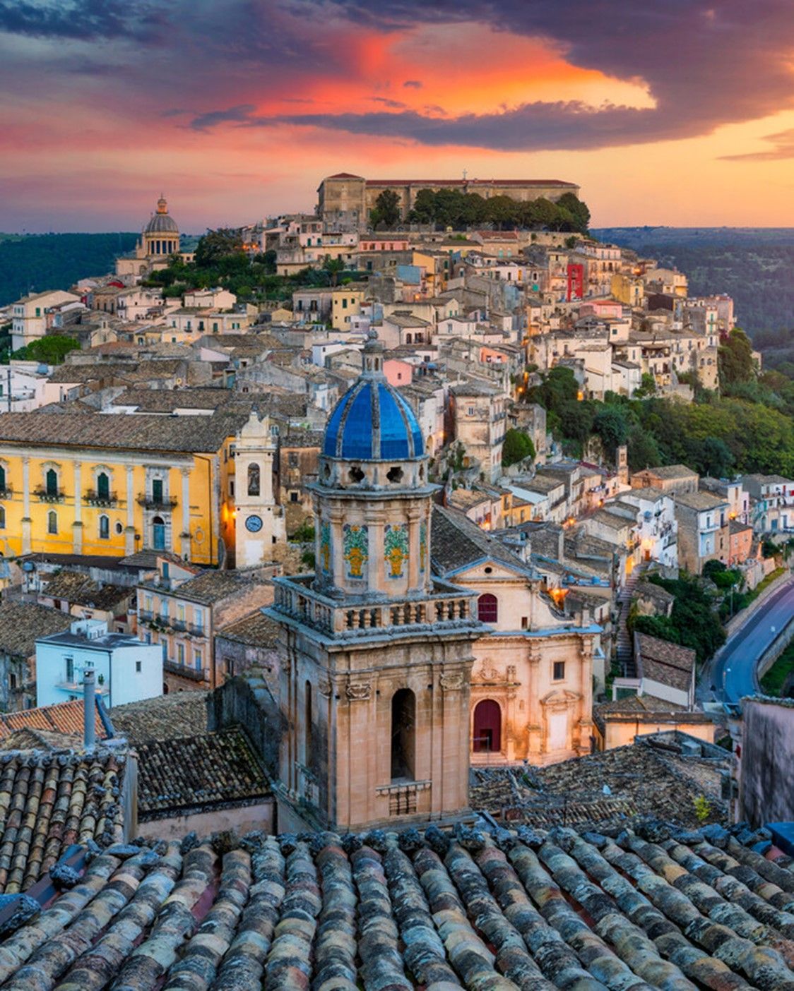 Blick über sizilianische Dächer in der Abendsonne