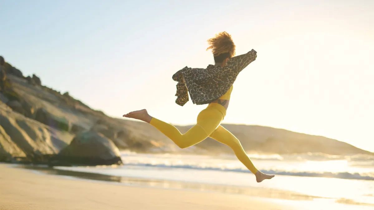 Frau rennt zum Strand