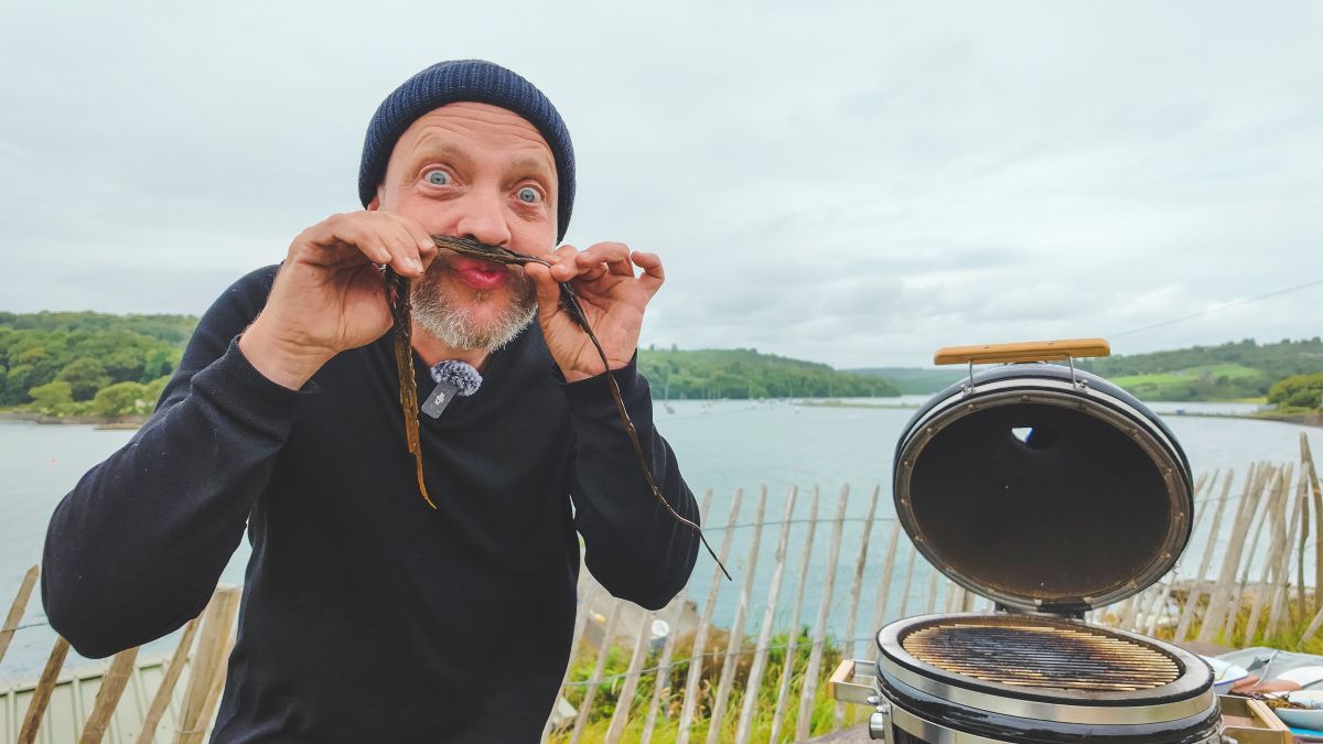 Koch Olaf Deharde in Irland it frischem Räucherfisch