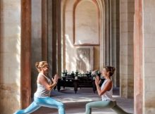 Zwei Frauen prakizieren Yoga im Kloster