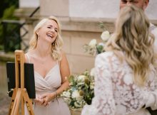 Braut lacht auf der Hochzeit