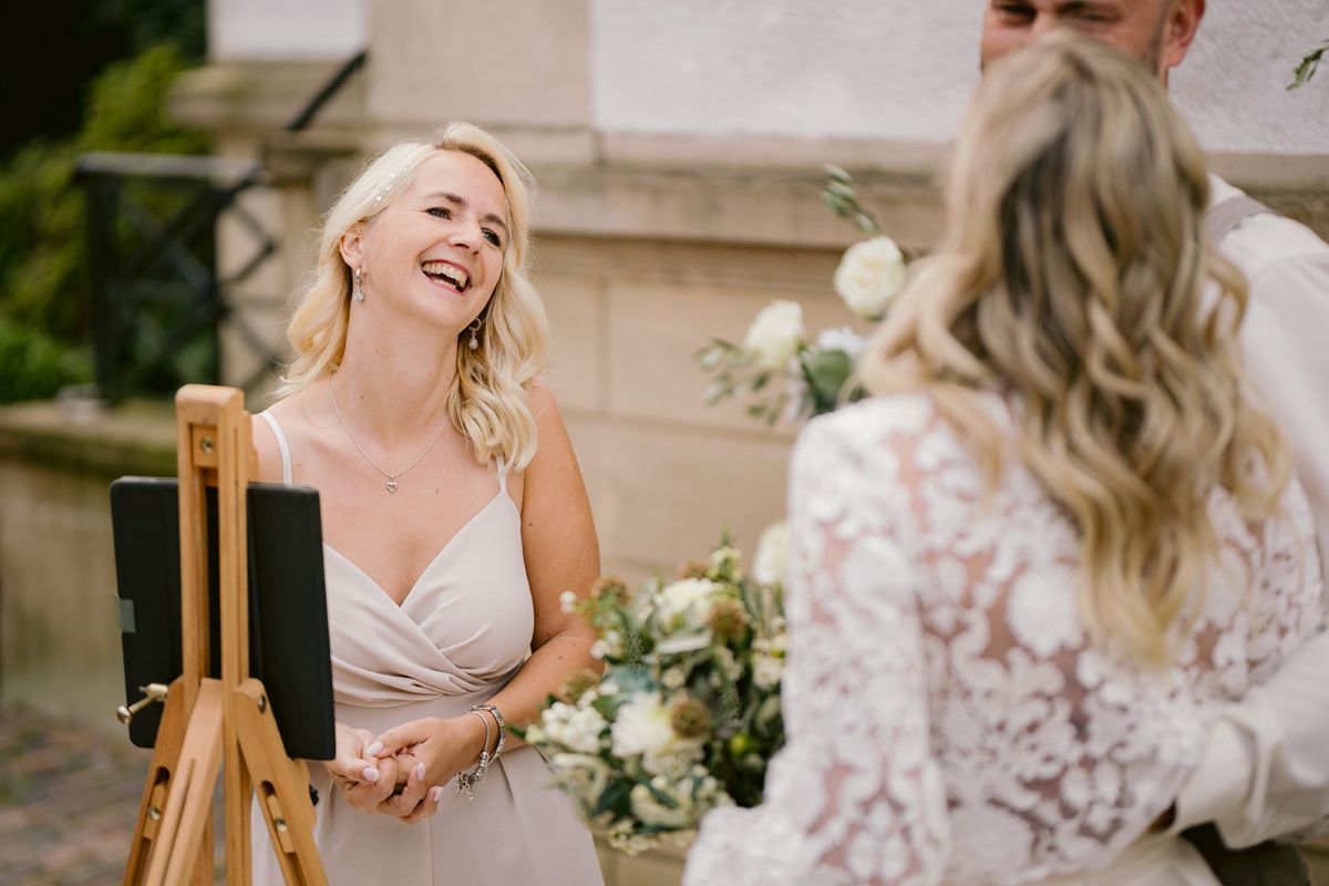 Braut lacht auf der Hochzeit