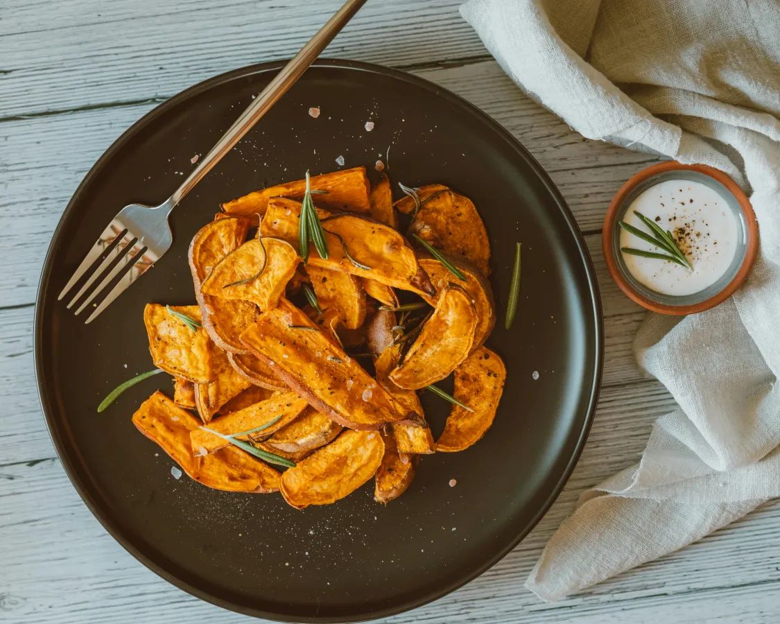 Pommes frittes auf dem Teller mit Sauce