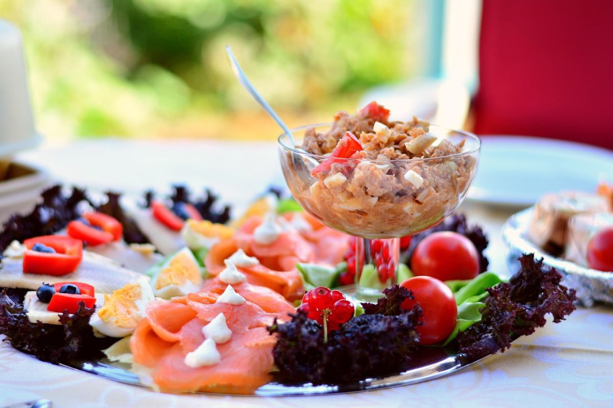 Verschiedene Fischgerichte auf dem Buffet | modelvita.com Verschiedene Fischgerichte auf dem Buffet