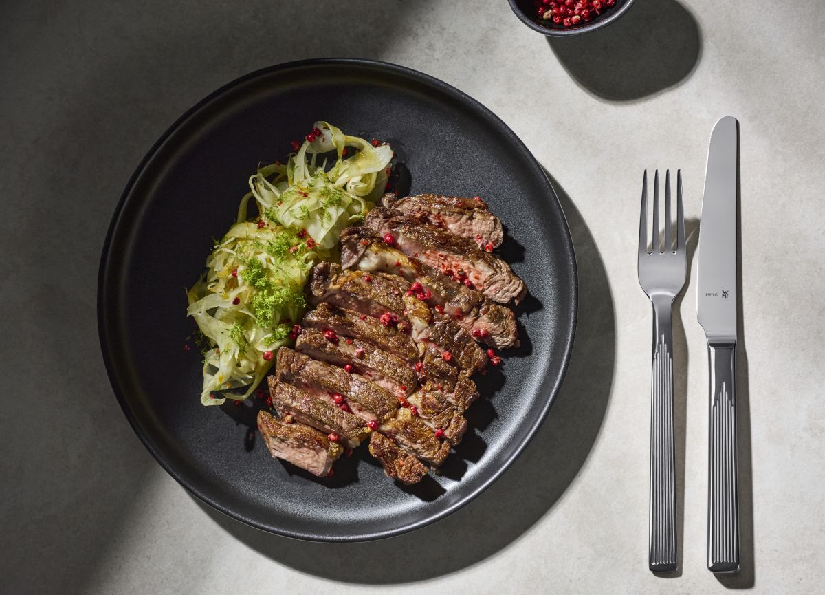 Entrecôte mit Orangen-Fenchel Salat und Rosa Pfeffer