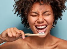 Frau putzt sich die Zähne