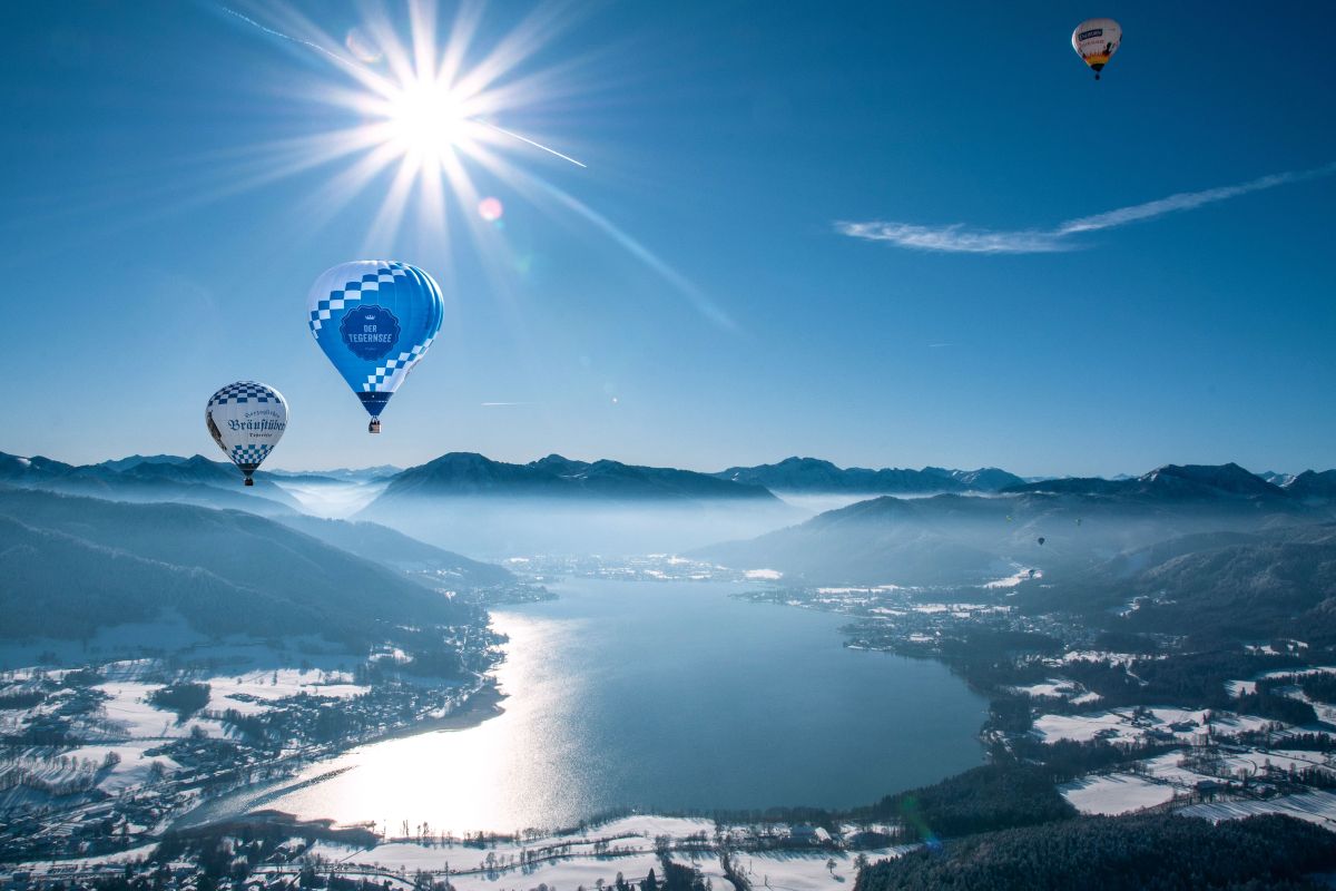 Heissluftballons über dem winterlichen Tegernsee