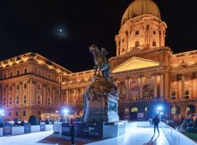 Klassizistischer Bau mit Denkmal in Budapest