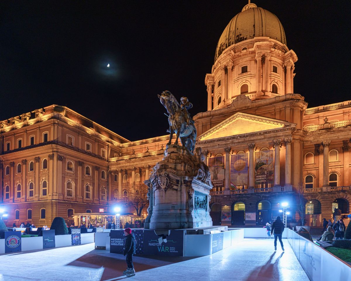 Klassizistischer Bau mit Denkmal in Budapest
