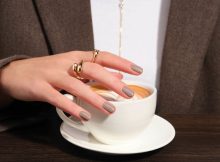 Frauenhände mit lackierten Nägeln