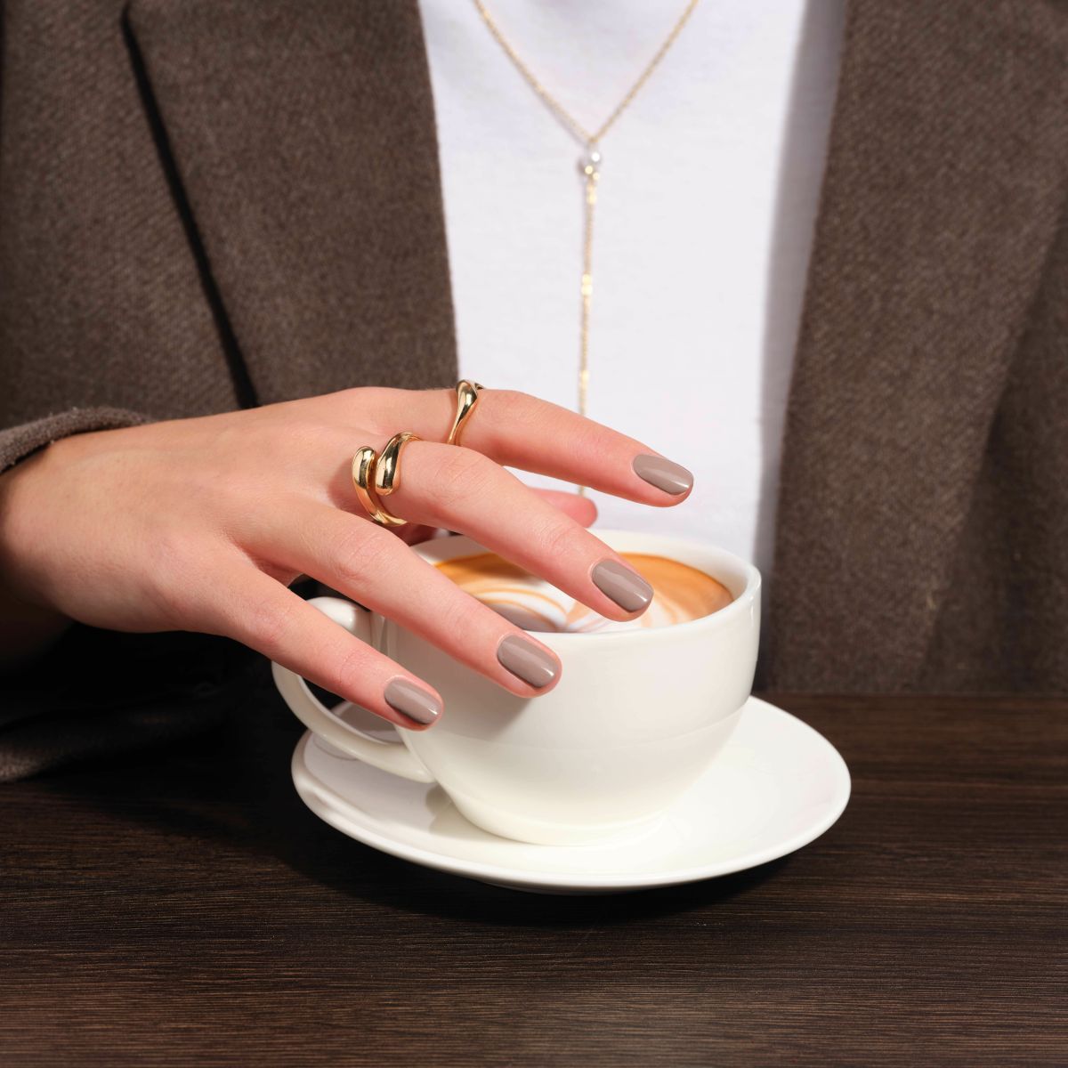 Frauenhände mit lackierten Nägeln