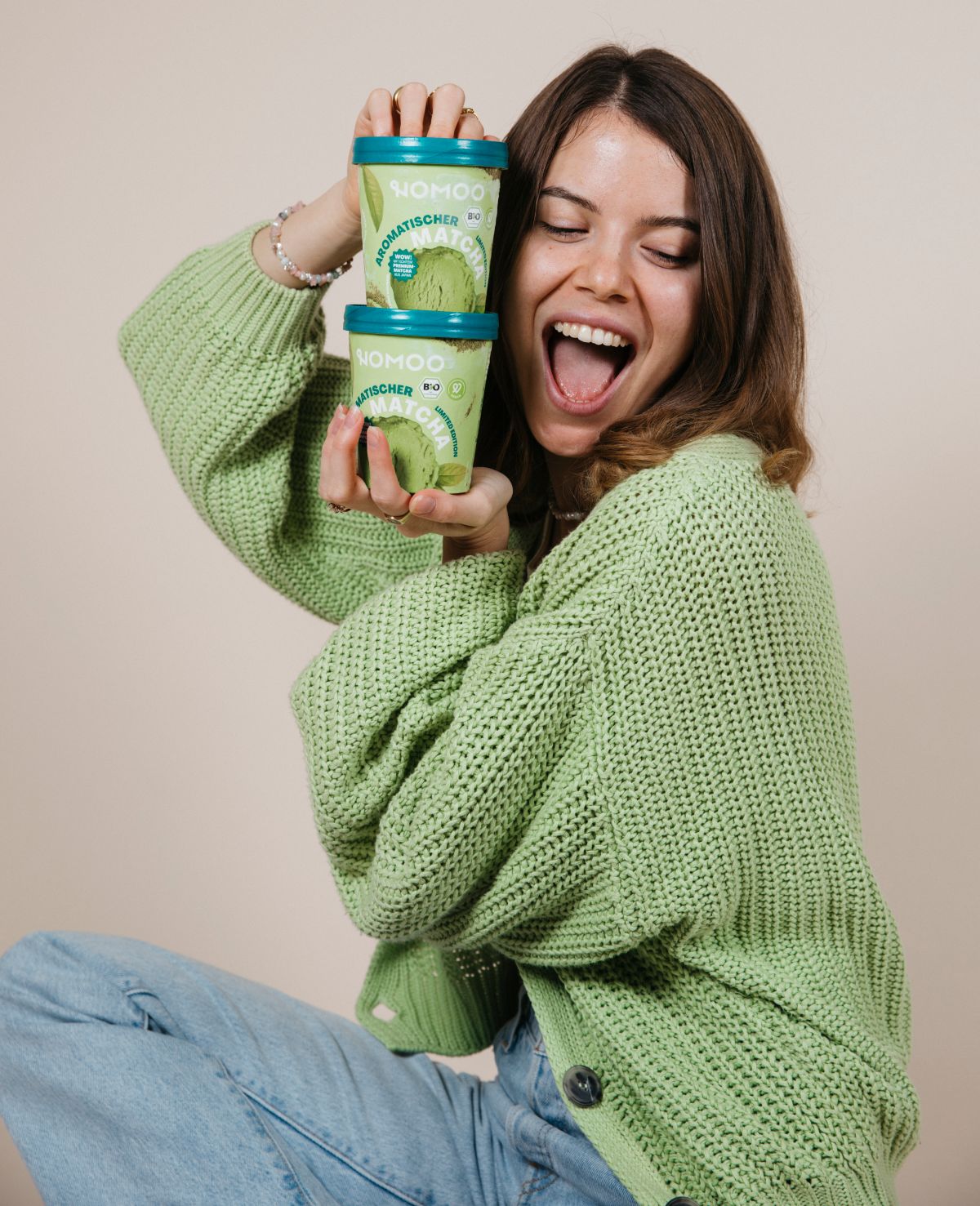 Frau mit Nomoo - Aromatischer Matcha | modelvita.com Frau mit Nomoo - Aromatischer Matcha