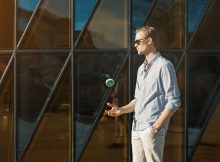 Junger Mann wirft Tabakdöschen hoch