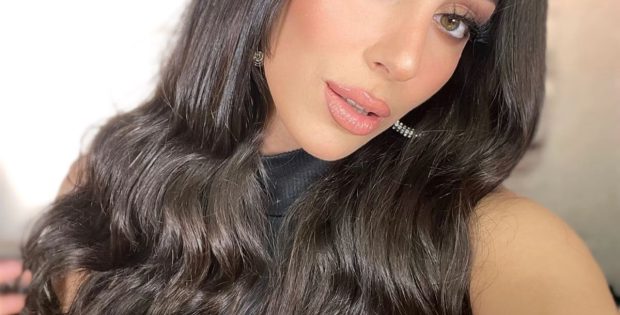 Frau mit clip in extensions