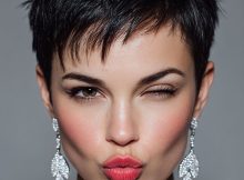 Gestylte Frau mit kurzen Haaren