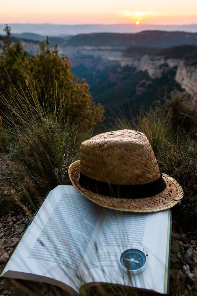 Karte mit Hut und Kompass im Gebirge
