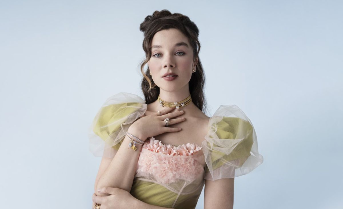 Leichtigkeit Kreativität und Selbstausdruck: Model mit Pandora Schmuck