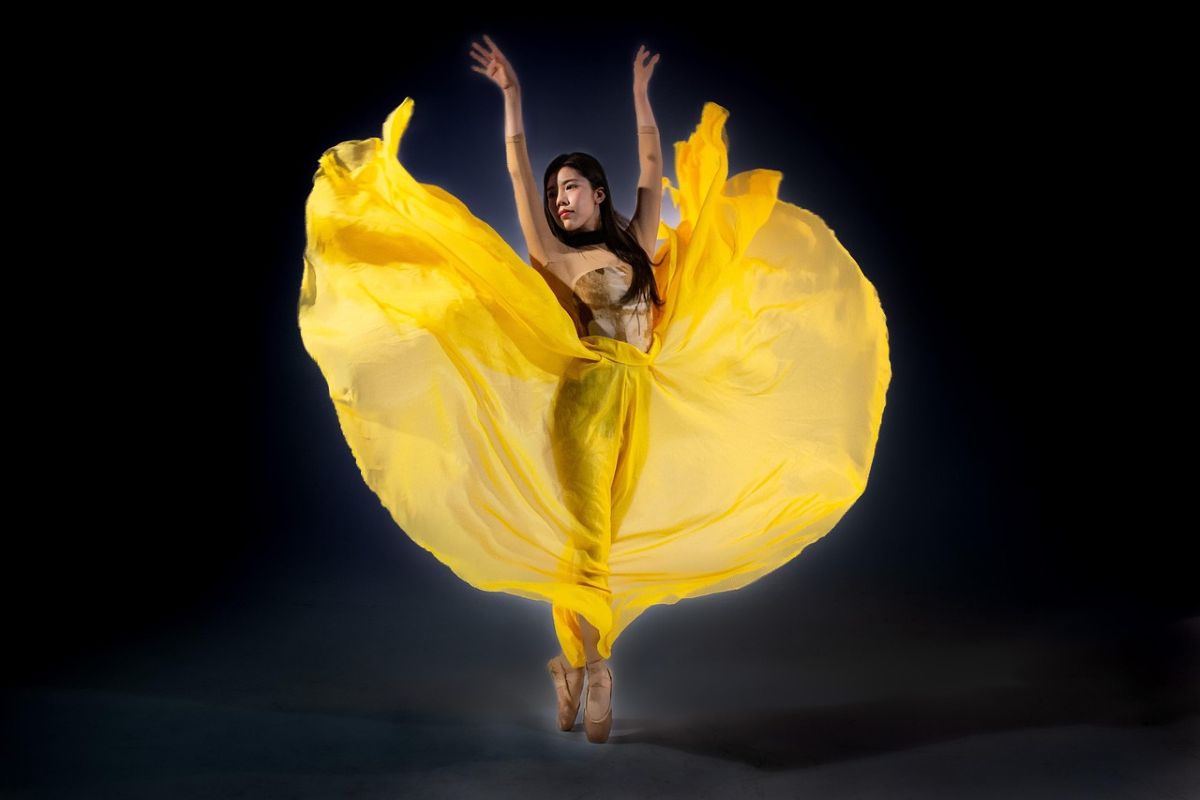 Tänzerin mit gelbem Kleid