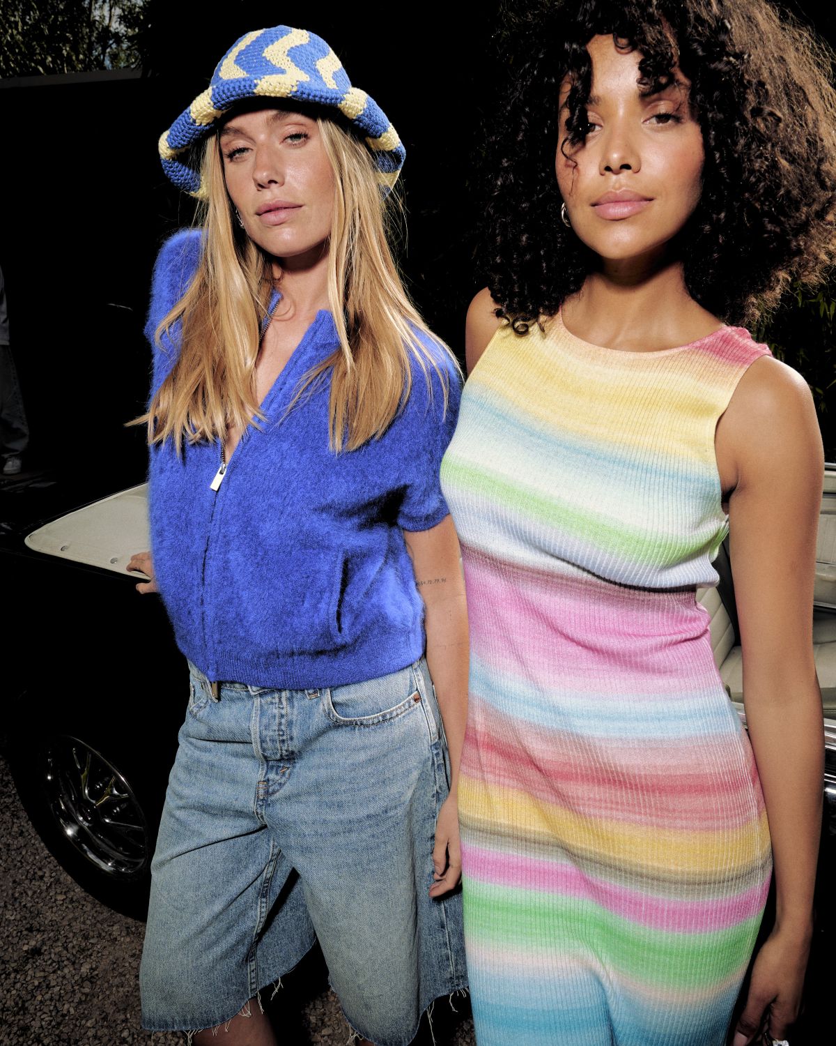 Zwei Models präsentieren edle Kaschmirmode in sanften Farben