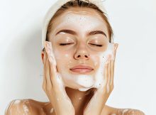 Frau pflegt sich mit Schaum