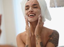 Frau pflegt sich mit eubos-sensitive-pflege-feuchtigkeitscreme-sensitive-pflege-vitalschaum