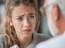 Verzweifelte Frau erhält Tabletten vom Arzt