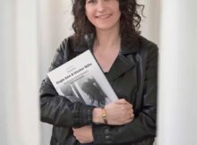 Autorin Nina Hömmen mit ihrem Buch