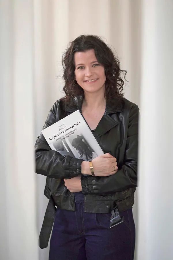 Autorin Nina H&ouml;mmen mit ihrem Buch