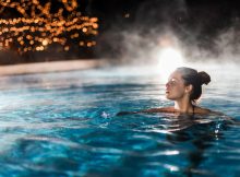 Frau in dampfendem Thermalbad