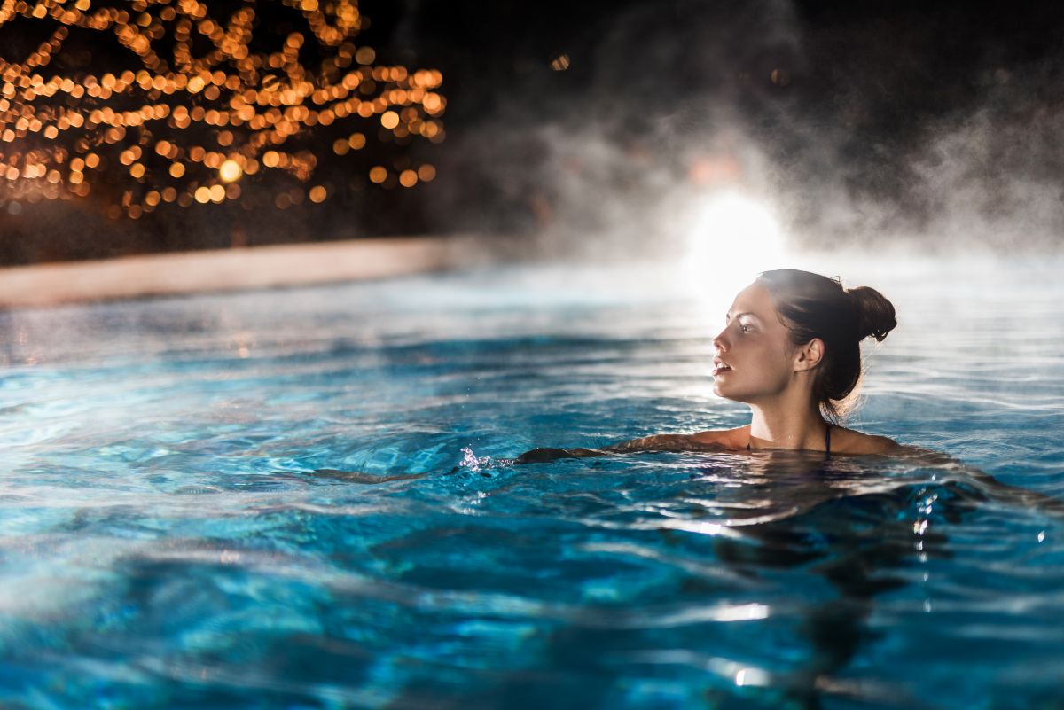 Frau in dampfendem Thermalbad