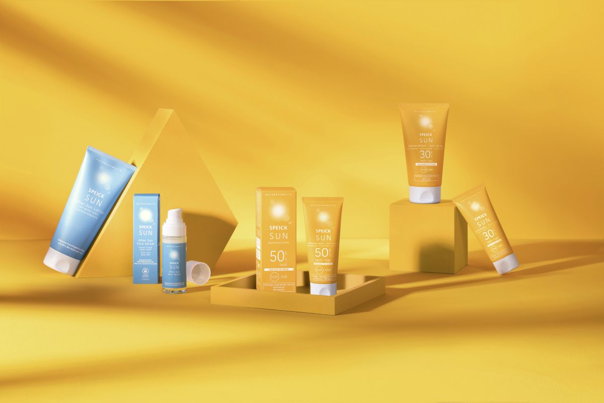 Speick Sun Produkte auf ockerfarbenem Hintergrund