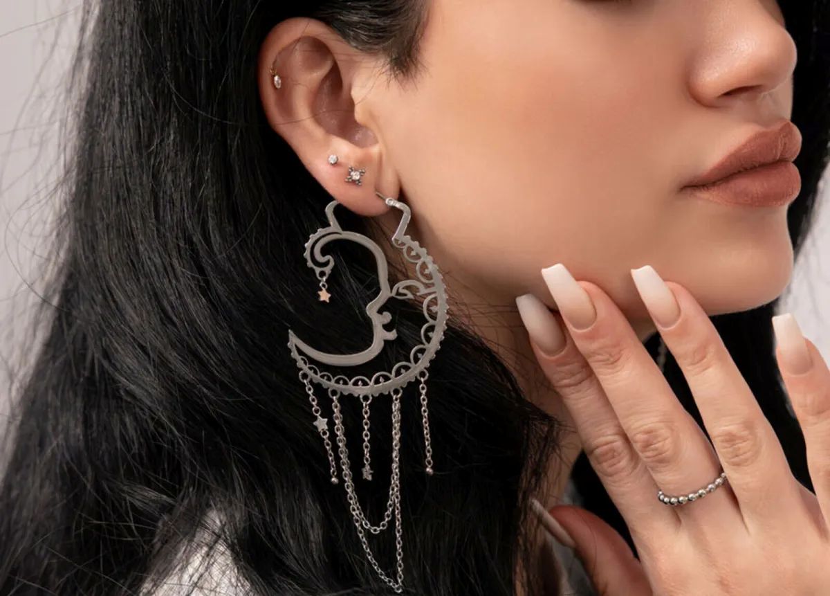 Kombination aus Lobe- und Helix-Piercings