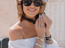 Frau auf Roller schliesst ihren Helm