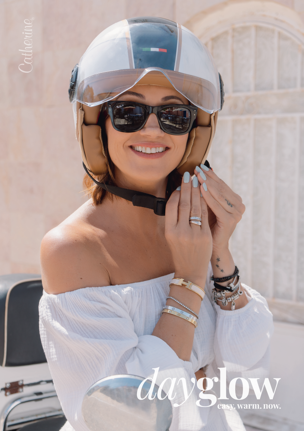 Frau auf Roller schliesst ihren Helm