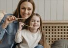 Frau und Kind mit Zahnbürste