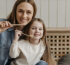 Frau und Kind mit Zahnbürste